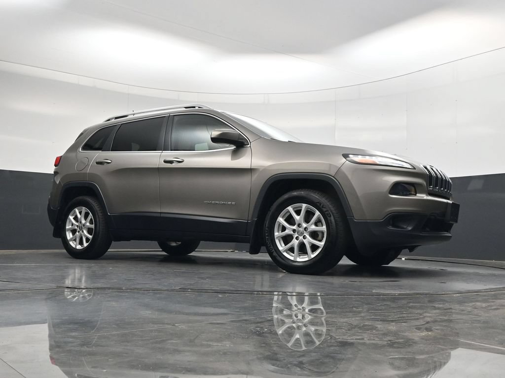 Used 2018 Jeep Cherokee Latitude w/ Cold Weather Group AWD/4WD image 39