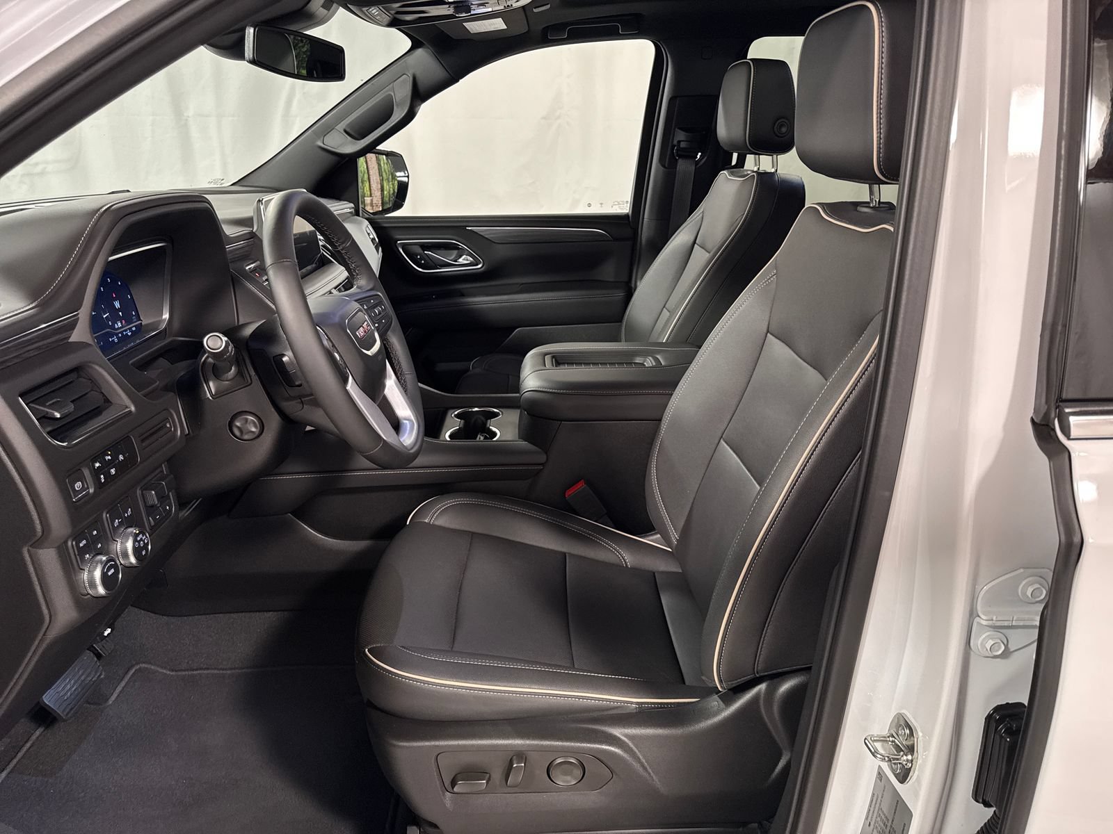 Used 2023 GMC Yukon SLT w/ SLT Premium Package AWD/4WD image 3