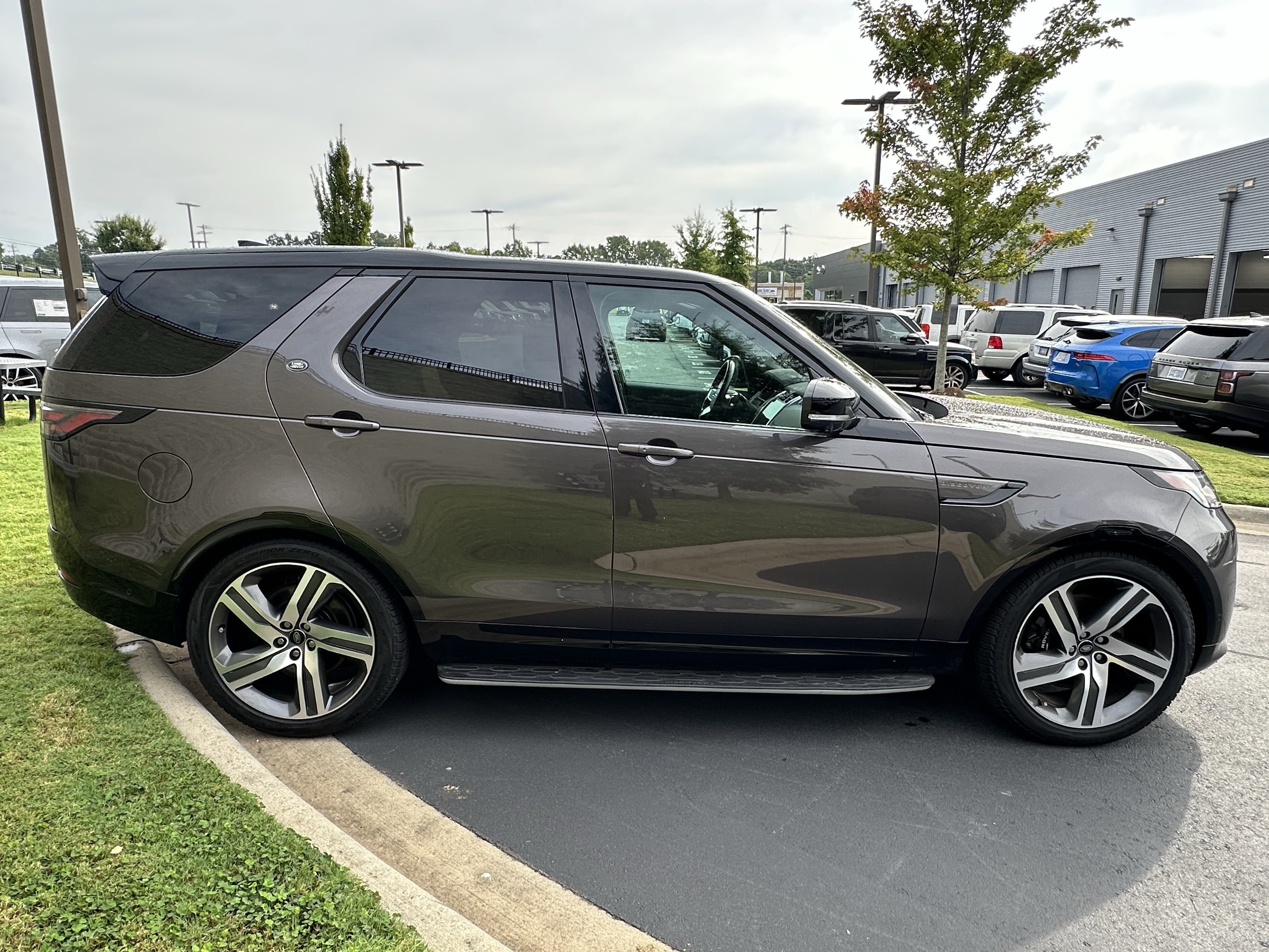 Certified 2023 Land Rover Discovery Metropolitan Edition AWD/4WD image 8