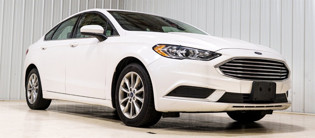 Used 2017 Ford Fusion SE w/ Fusion SE Technology Package image 1