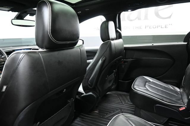 Used 2019 Chrysler Pacifica Limited w/ S Appearance Package FWD image 18