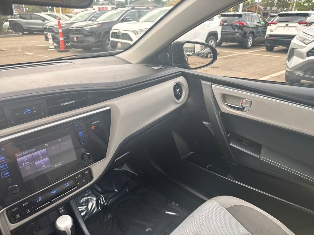 Used 2017 Toyota Corolla LE image 28