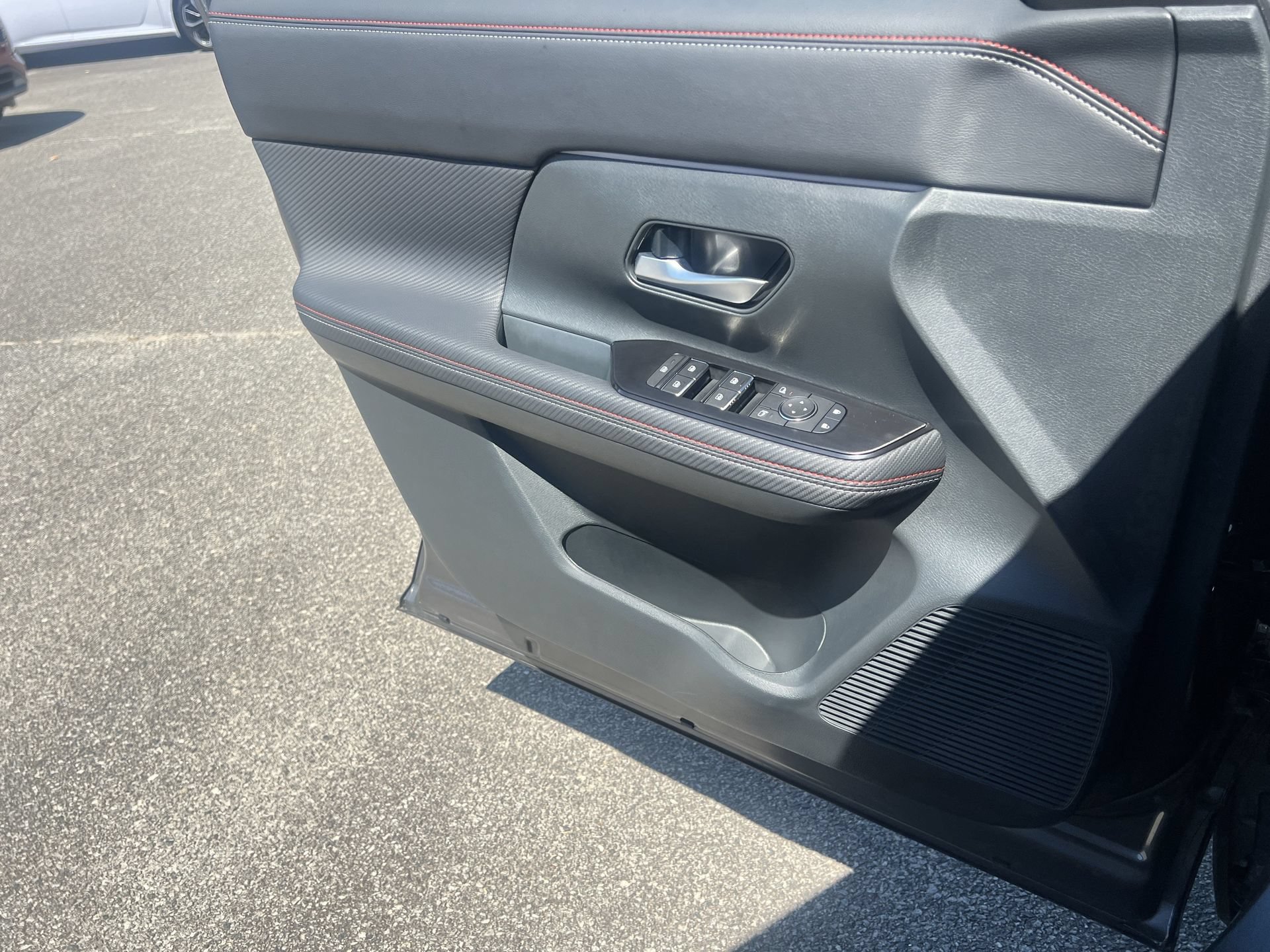 Certified 2025 Nissan Kicks SR FWD image 14