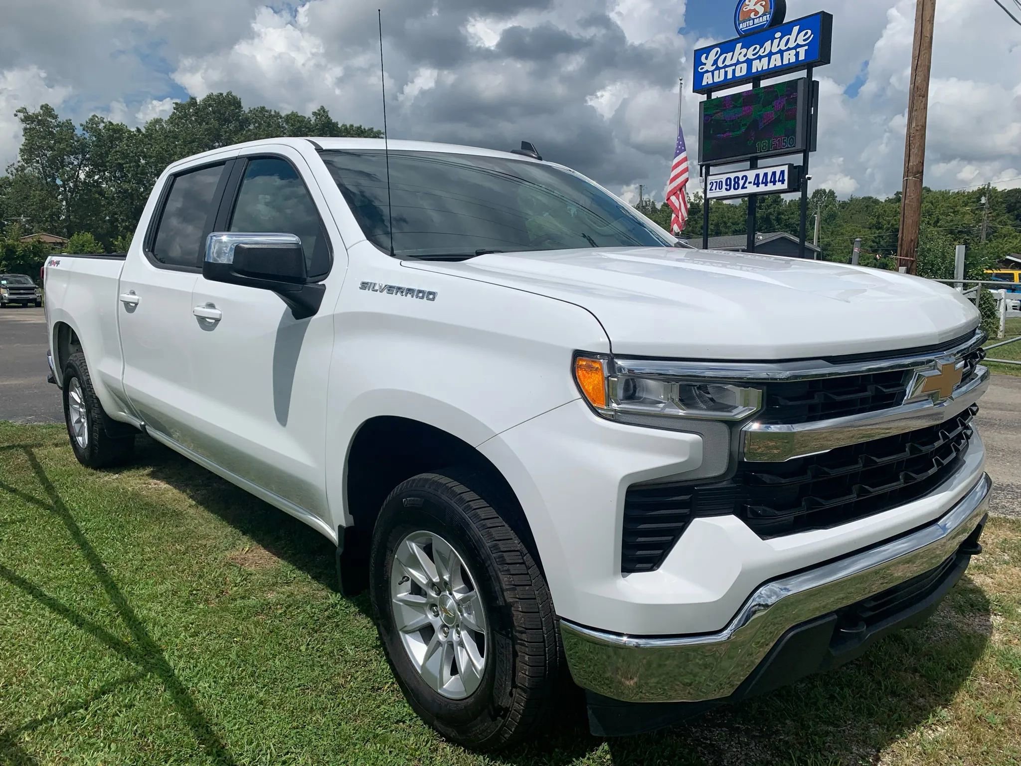 Used 2023 Chevrolet Silverado 1500 LT image 2