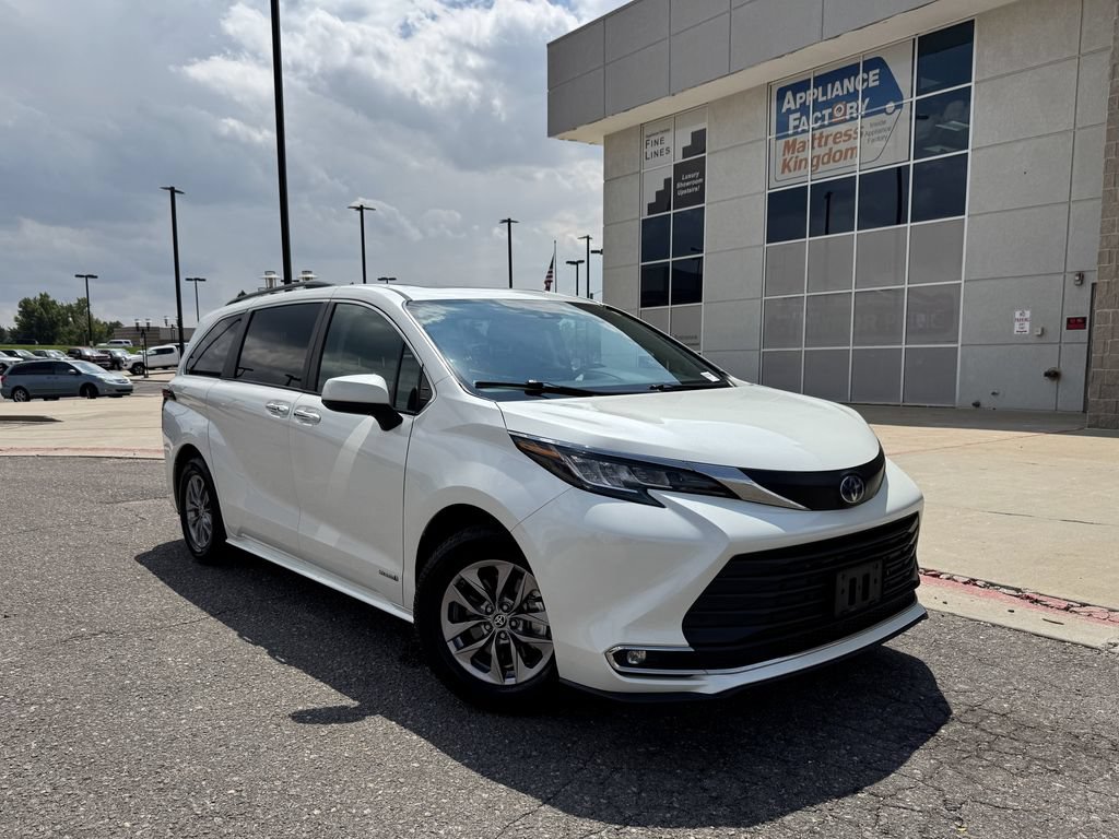 Used 2021 Toyota Sienna XLE w/ XLE Plus Package AWD/4WD image 2