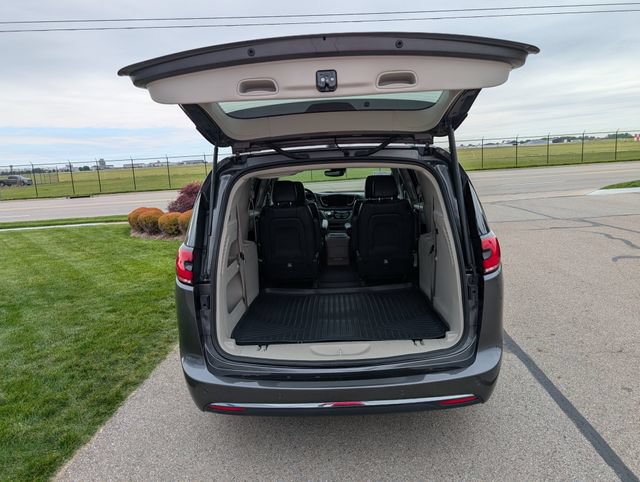 Used 2022 Chrysler Pacifica Touring-L FWD image 8