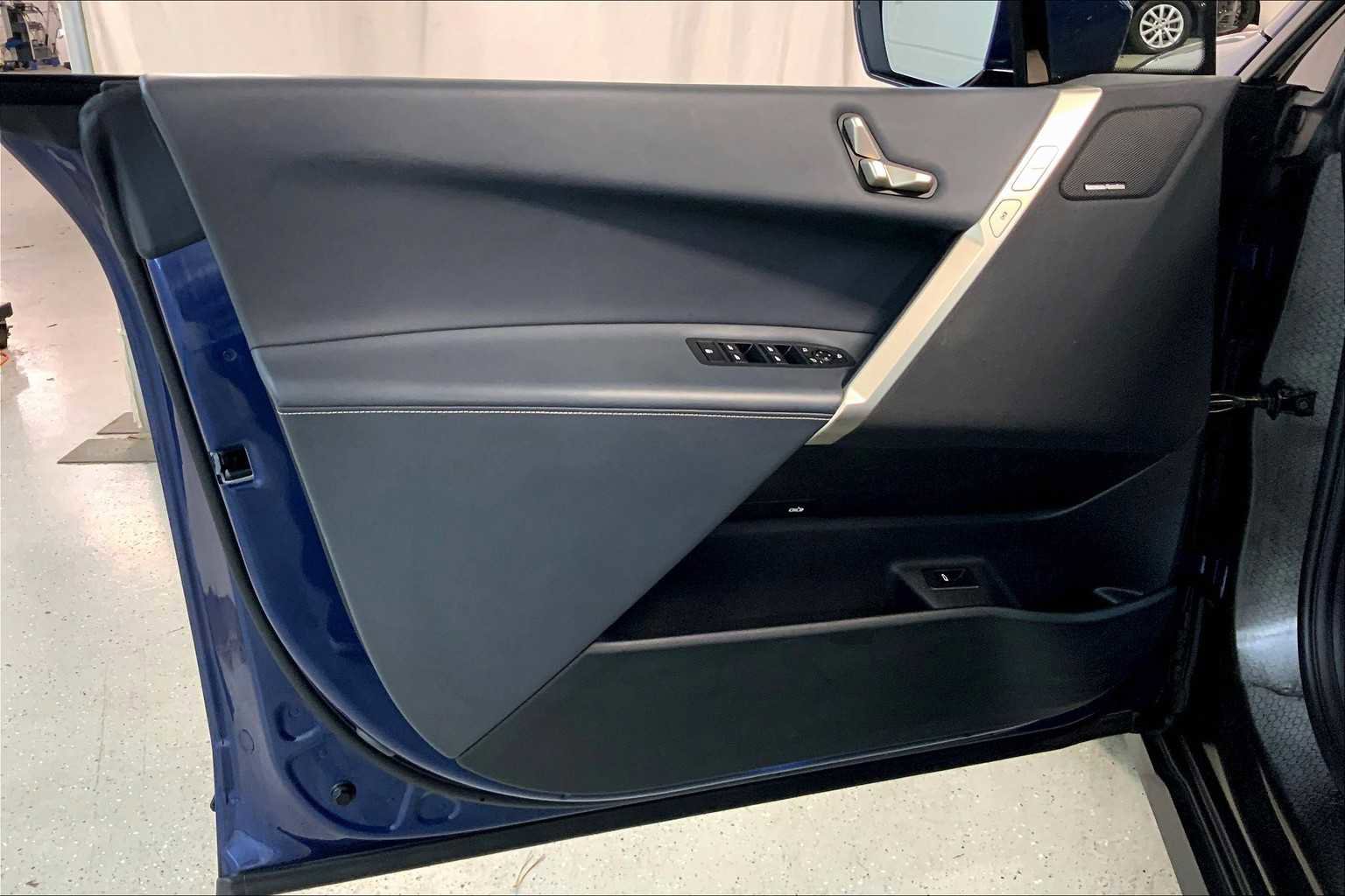 Used 2022 BMW iX xDrive50 w/ Convenience Package image 21