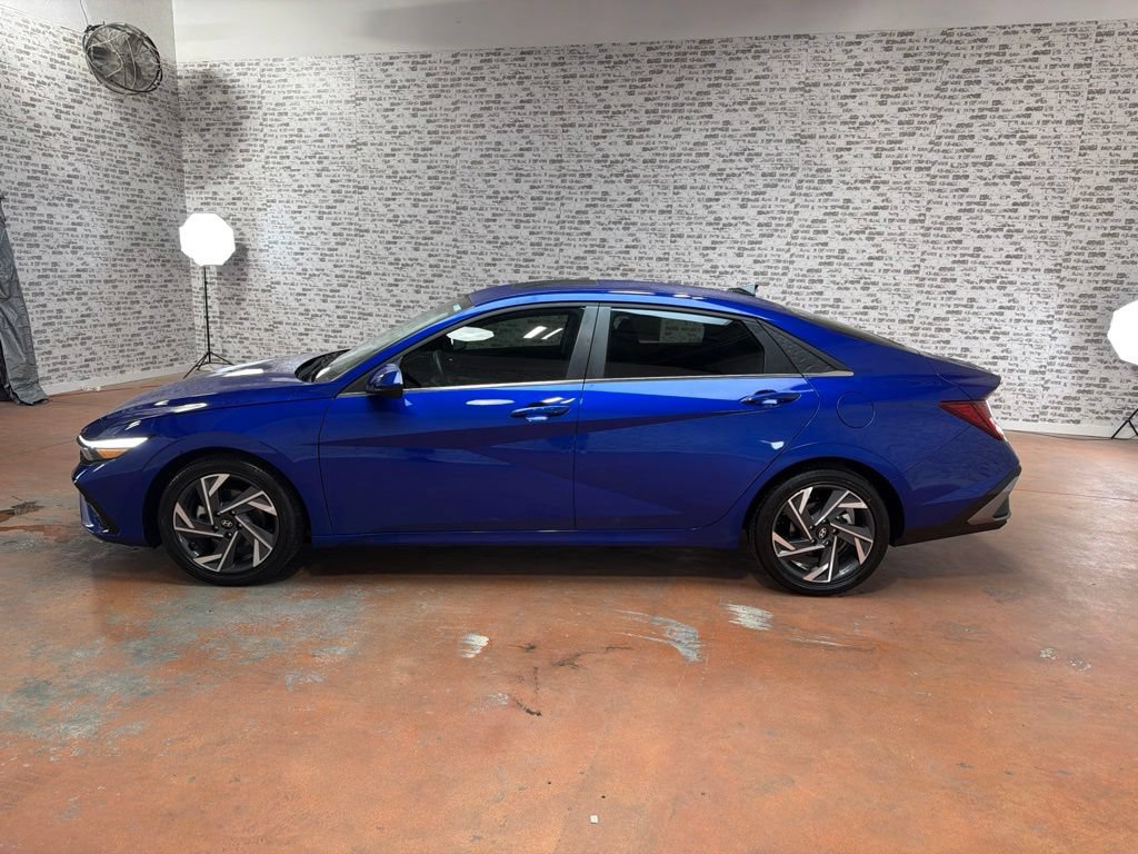 Used 2025 Hyundai Elantra SEL FWD image 4