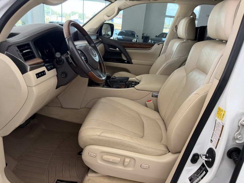 Used 2019 Lexus LX 570 4WD w/ Luxury Package image 17