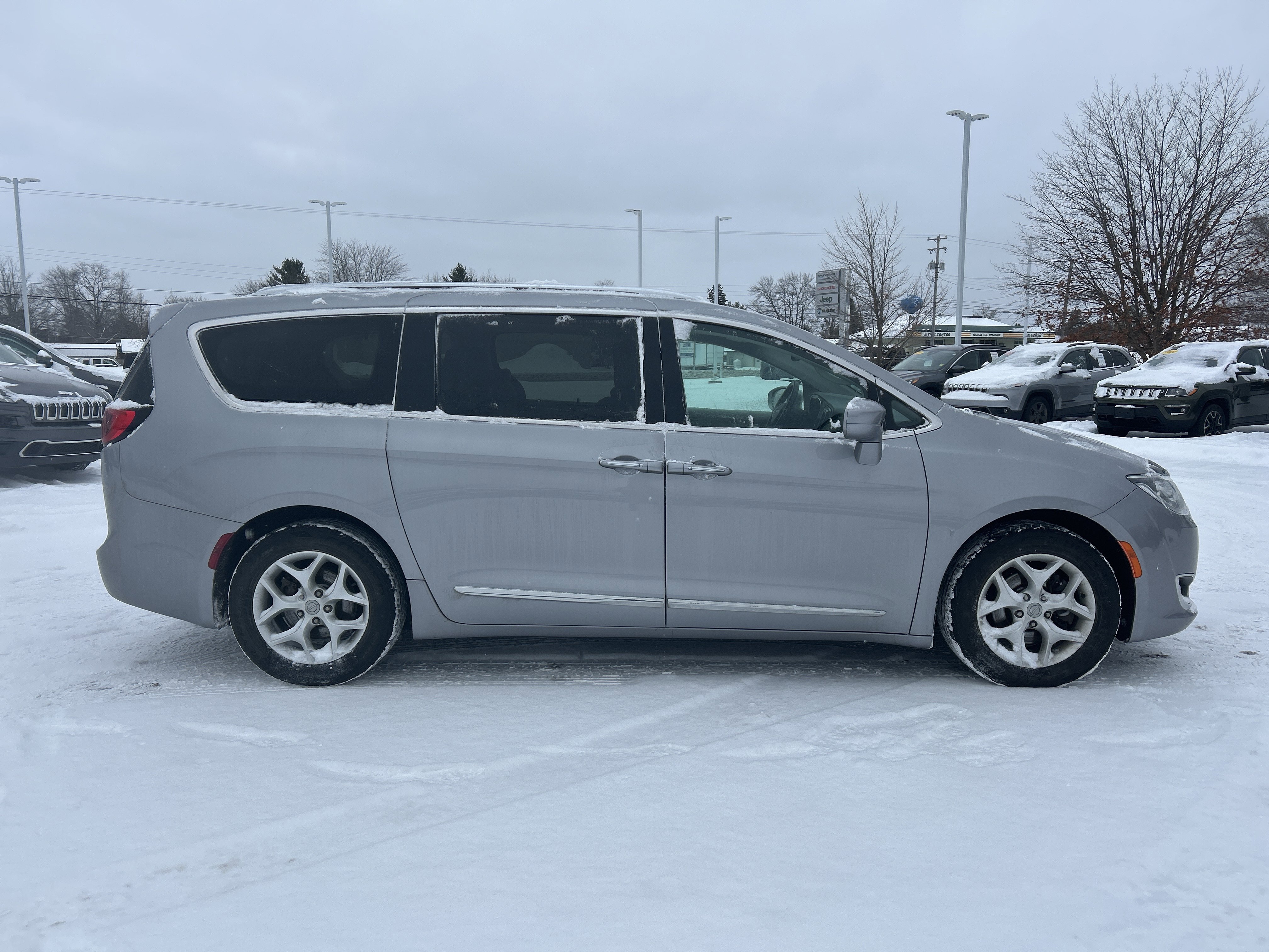 Used 2018 Chrysler Pacifica Touring-L Plus w/ Tire & Wheel Group image 3