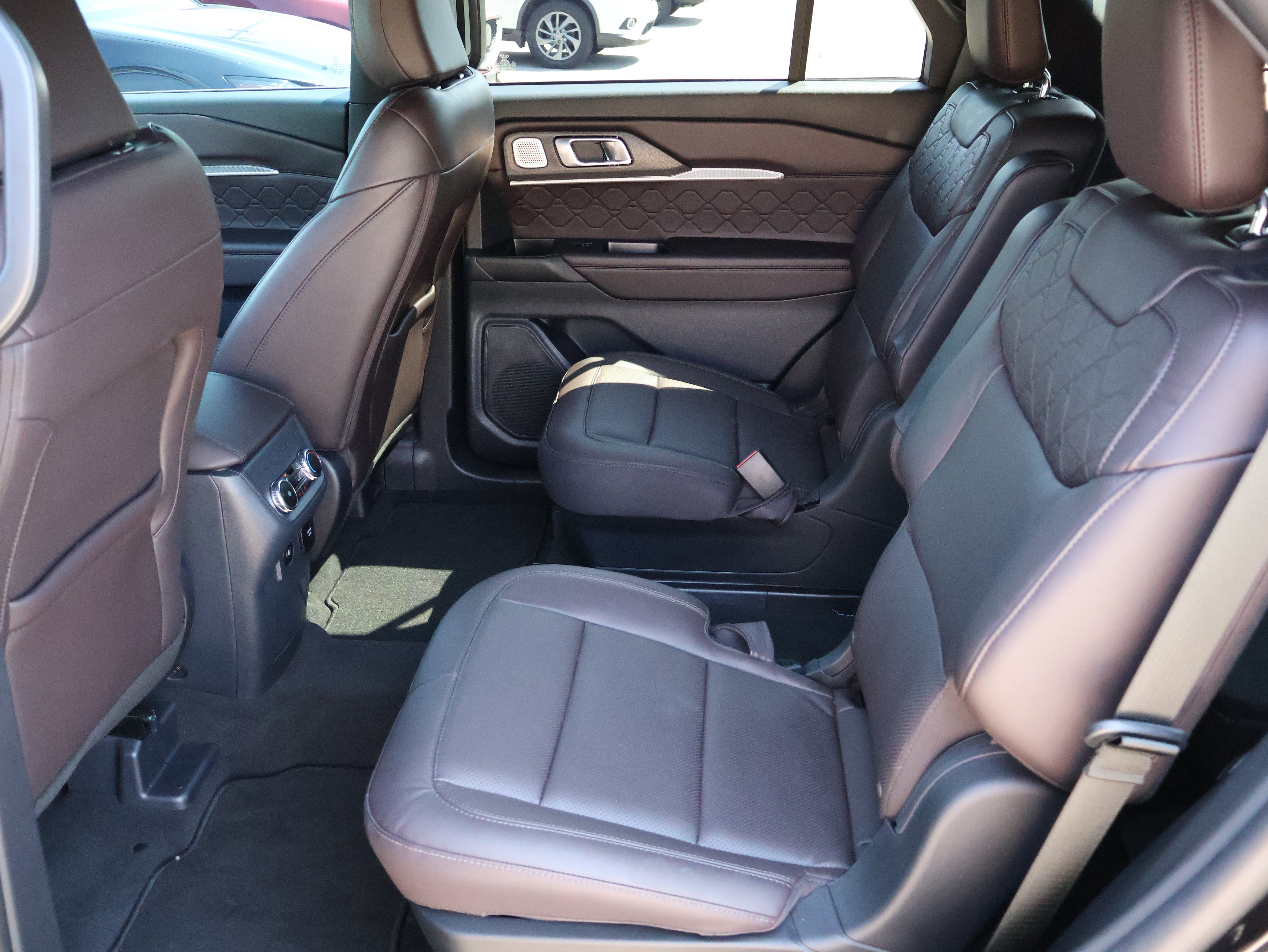Used 2025 Ford Explorer Platinum w/ Ultimate Package AWD/4WD image 11