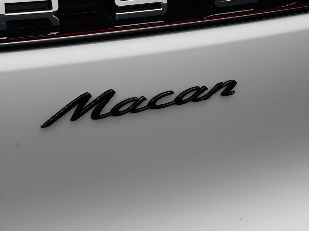 Certified 2026 Porsche Macan AWD/4WD image 9
