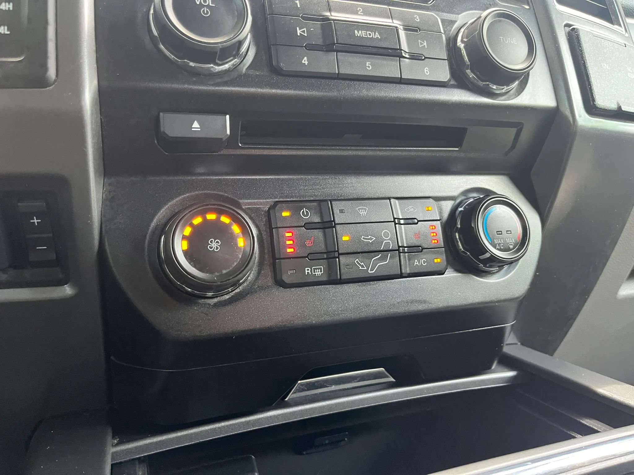 Used 2018 Ford F250 XLT w/ XLT Premium Package AWD/4WD image 19