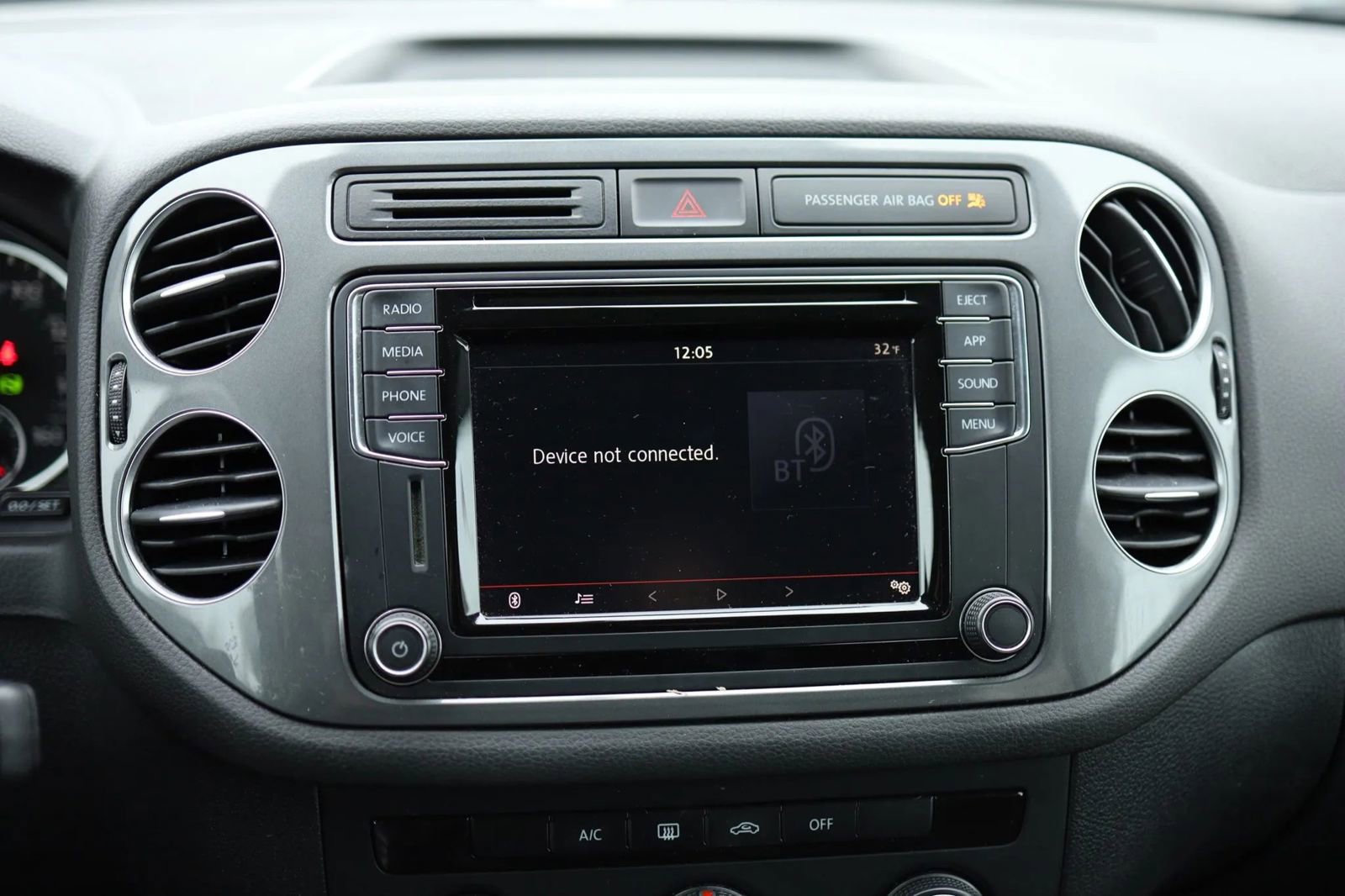 Used 2017 Volkswagen Tiguan S image 23