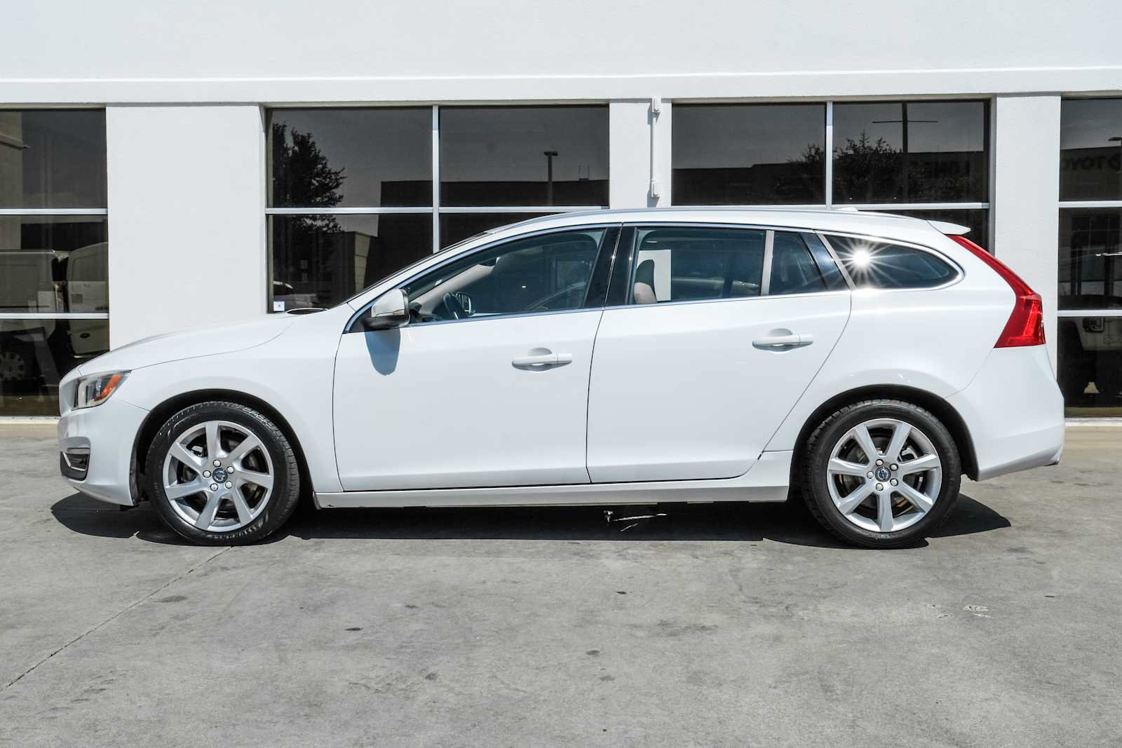 Used 2017 Volvo V60 T5 Premier w/ Convenience Package image 12