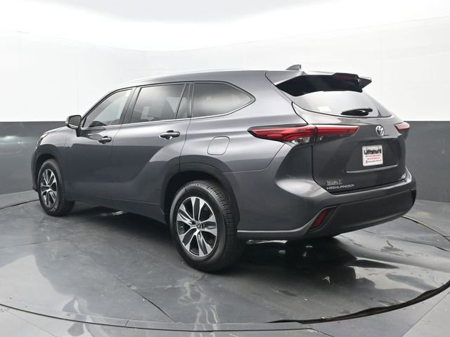 Used 2021 Toyota Highlander XLE FWD image 3