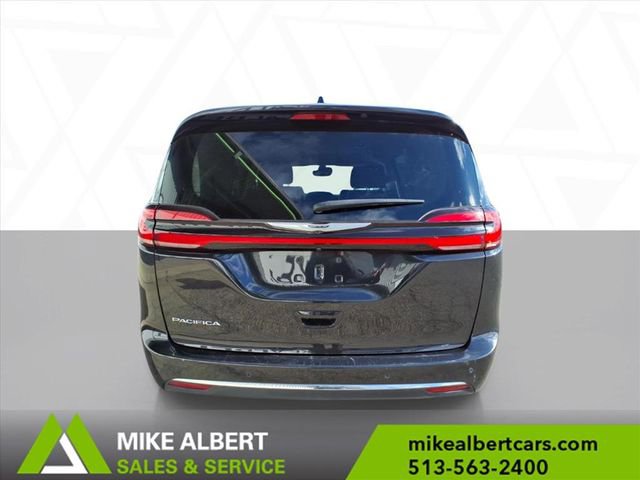 Used 2023 Chrysler Pacifica Touring-L image 6