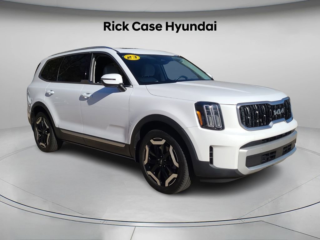 Used 2024 Kia Telluride EX w/ EX Captain's Chair Package image 9
