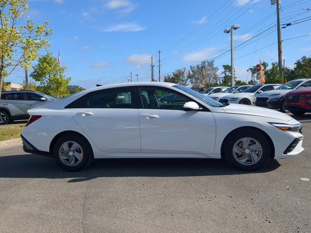 New 2026 Hyundai Elantra SE FWD image 4