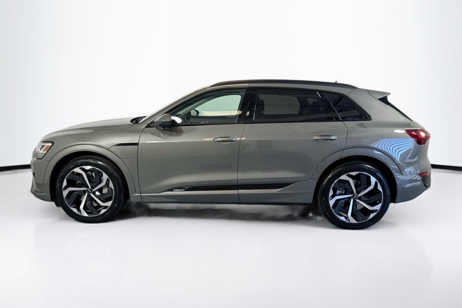 Used 2024 Audi Q8 e-tron Premium Plus w/ Premium Plus Package image 8