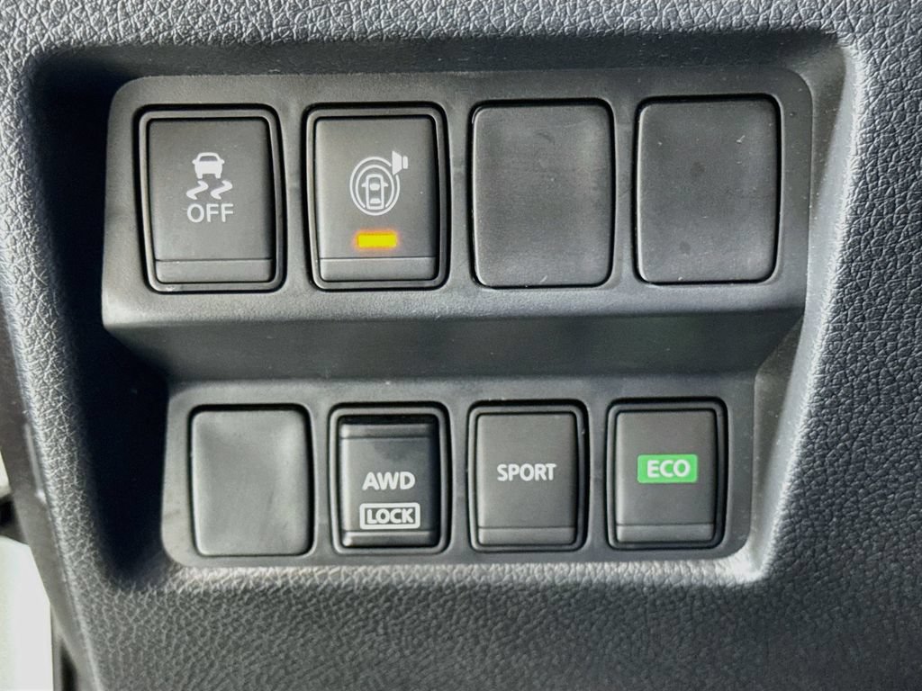 Used 2017 Nissan Rogue SV AWD/4WD image 18