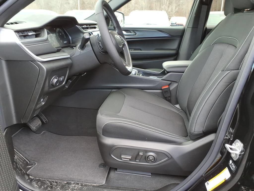 New 2025 Jeep Grand Cherokee Laredo w/ Luxury Tech Group I AWD/4WD image 9