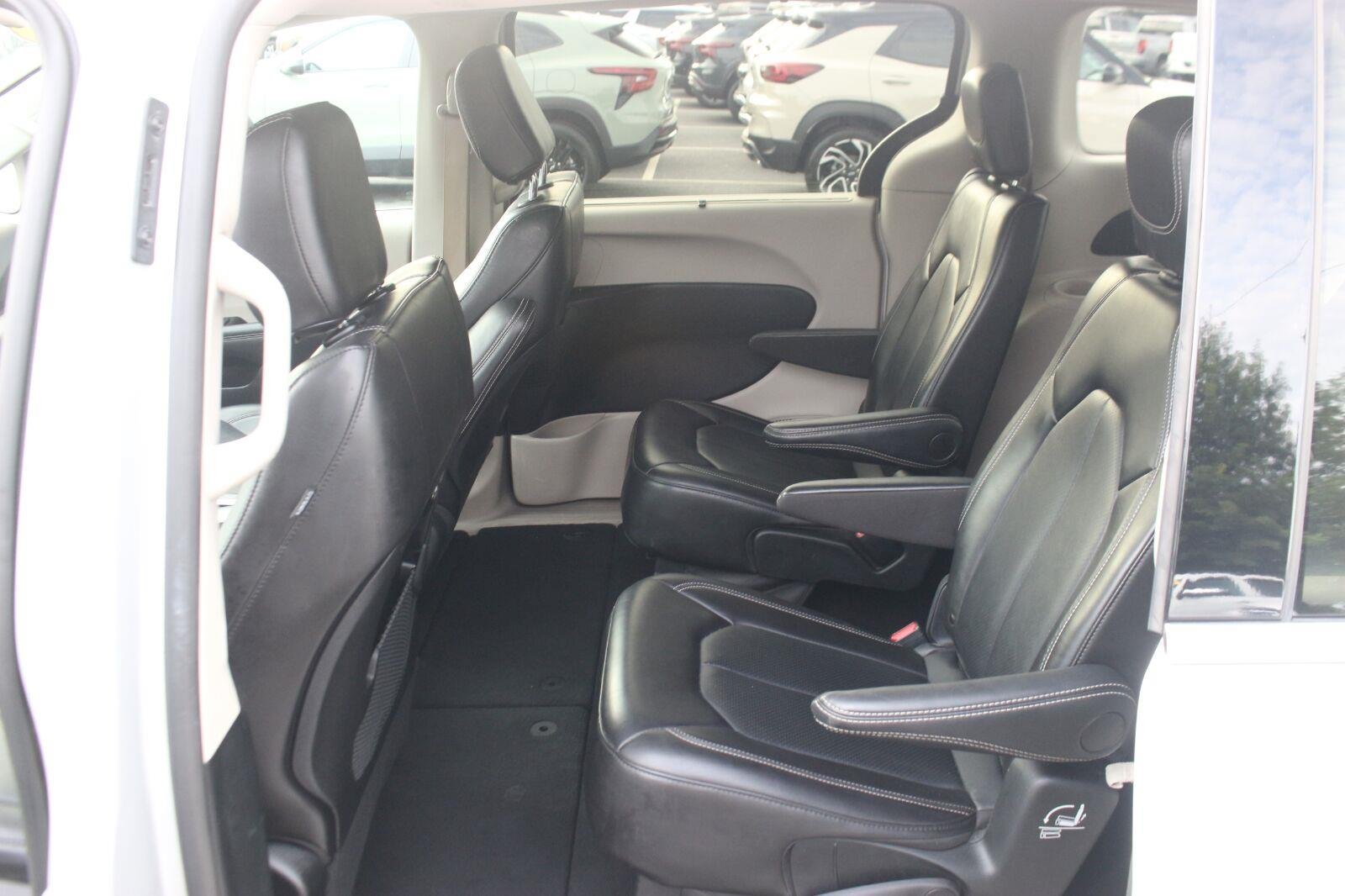 Used 2024 Chrysler Pacifica Touring-L FWD image 31
