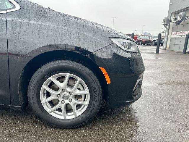 Certified 2024 Chrysler Pacifica Touring-L image 12