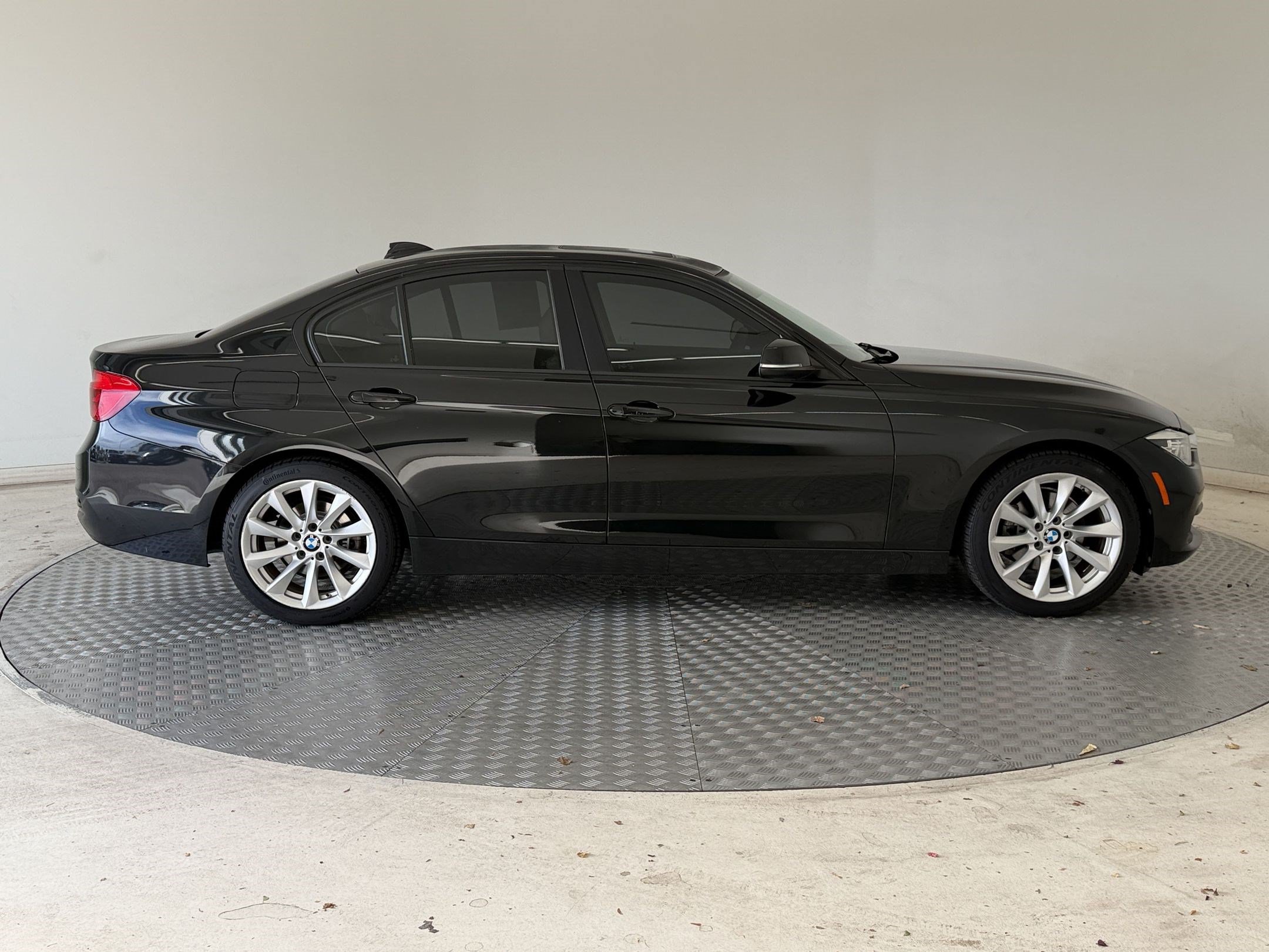 Used 2018 BMW 320i Sedan RWD image 8