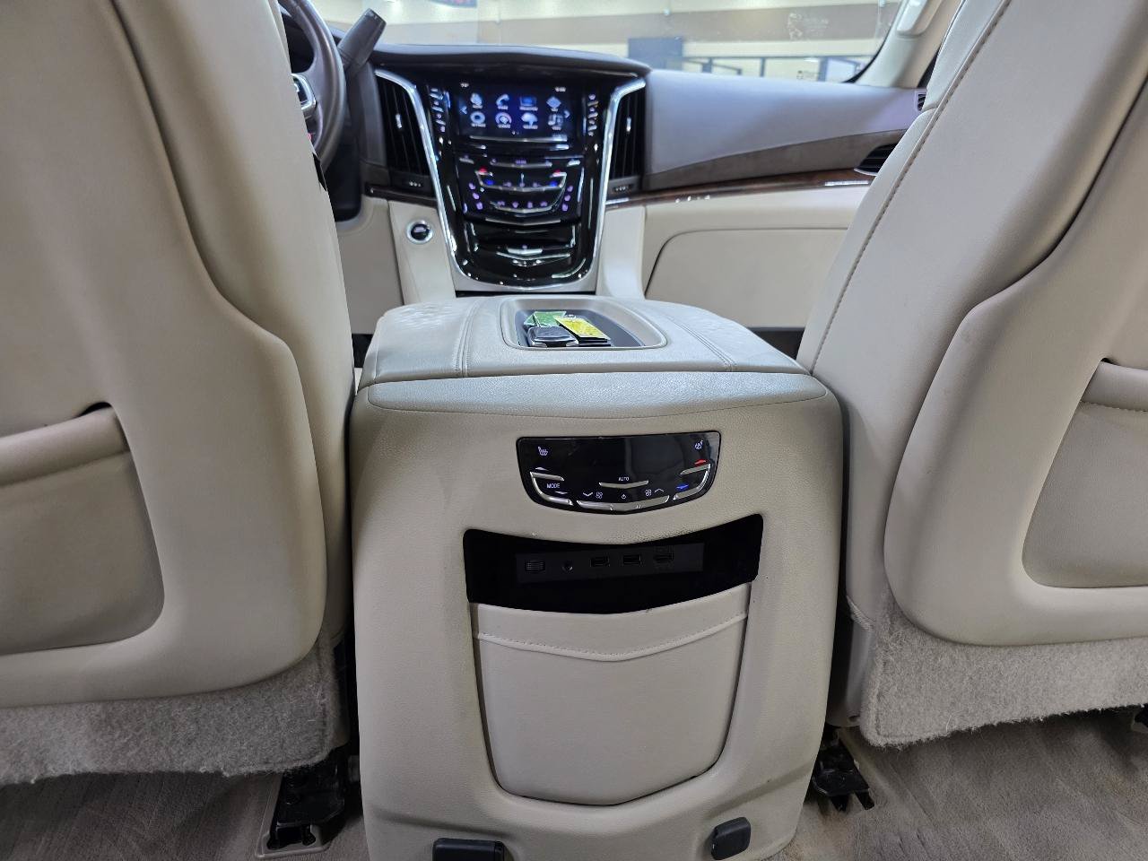 Used 2017 Cadillac Escalade Premium Luxury AWD/4WD image 29
