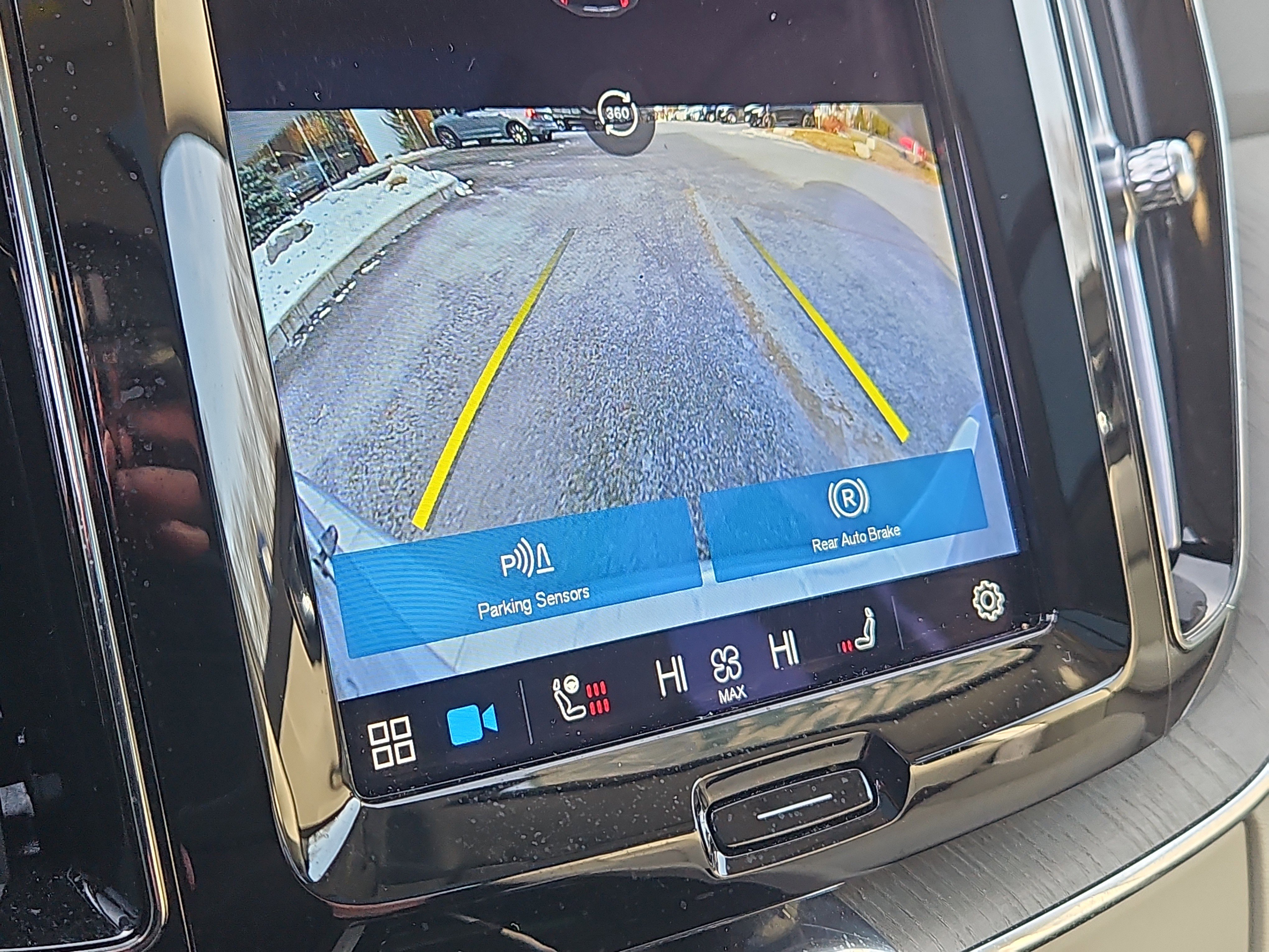 Used 2023 Volvo XC60 B5 Plus w/ Climate Package image 9