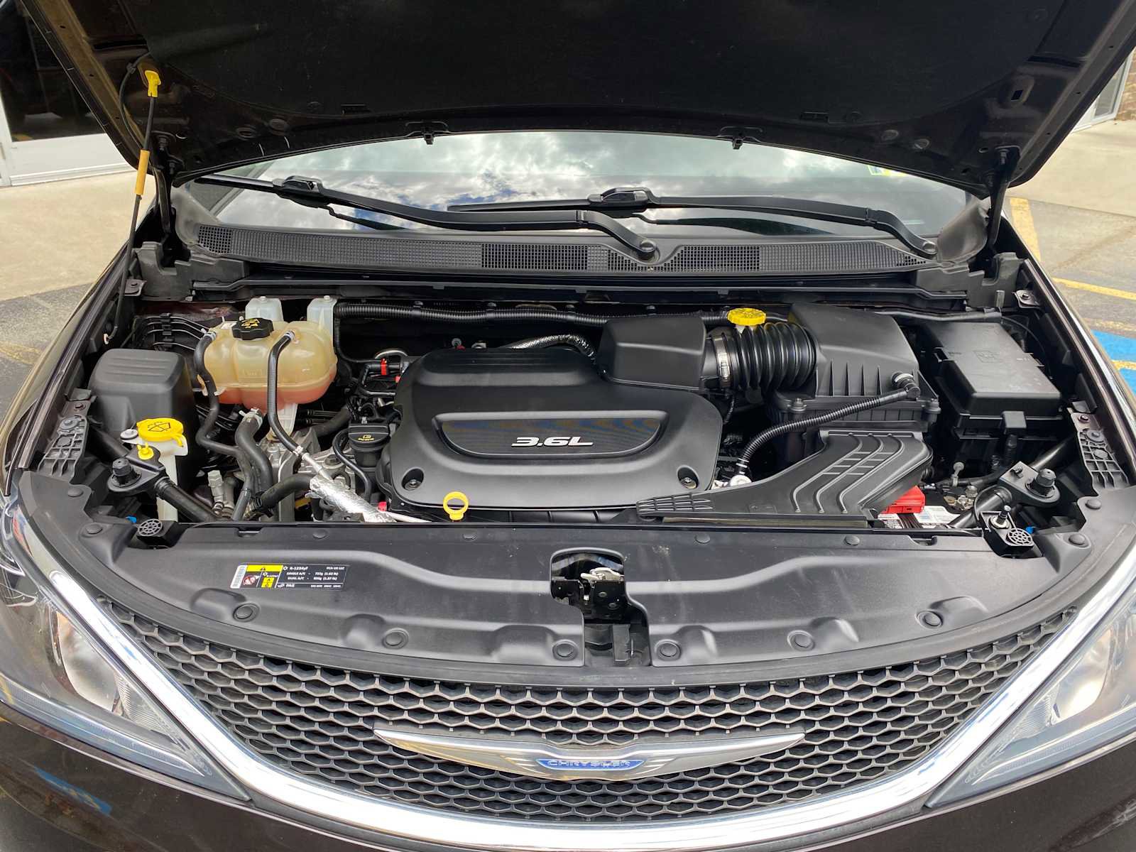 Used 2017 Chrysler Pacifica Touring-L FWD image 6