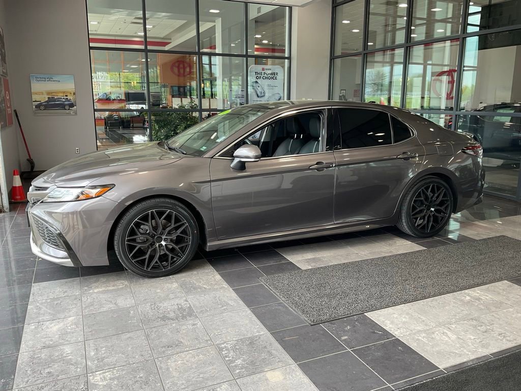Used 2022 Toyota Camry XSE FWD image 3