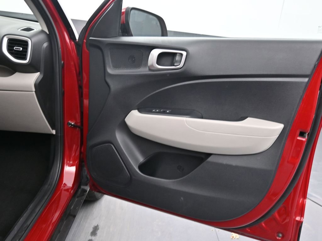 Used 2025 Hyundai Venue SEL image 18