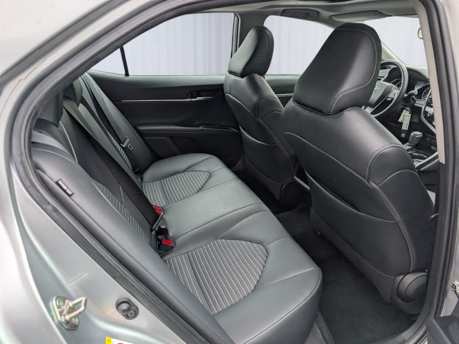 Used 2019 Toyota Camry SE w/ Carpet Mat Package FWD image 9