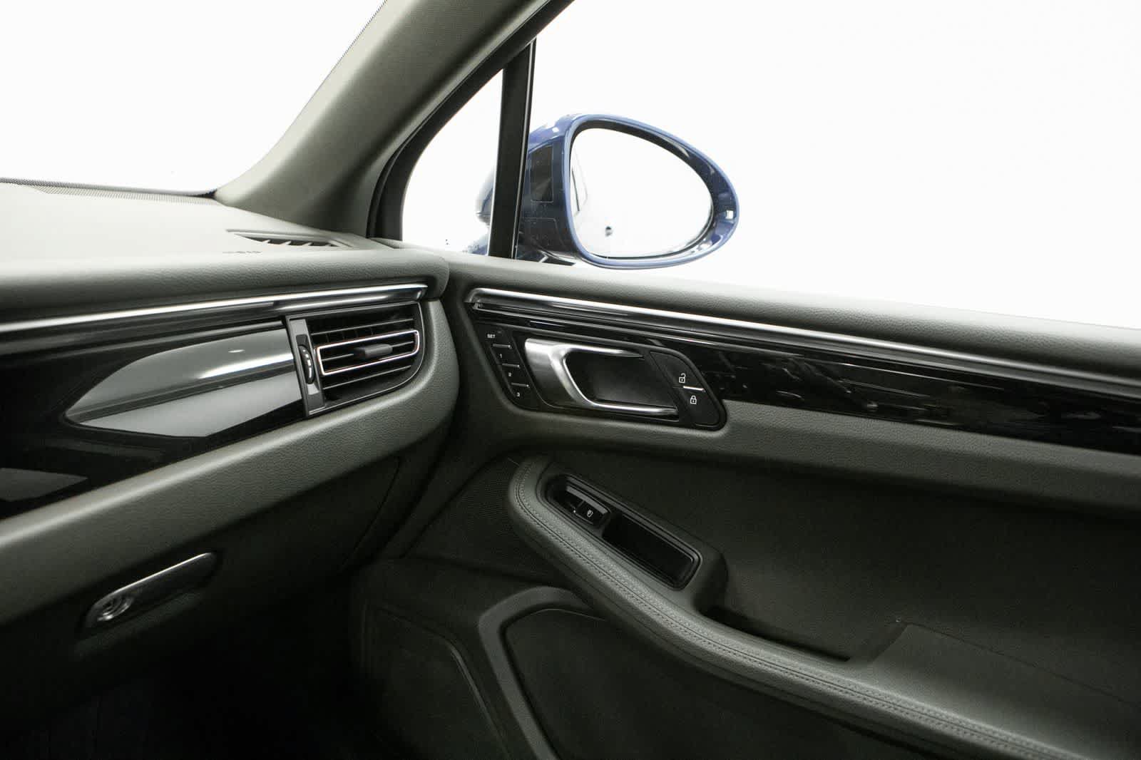 Certified 2023 Porsche Macan AWD/4WD image 29