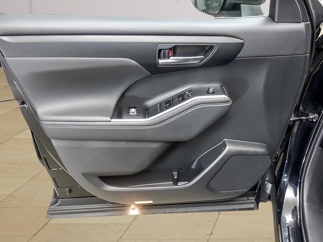 Used 2023 Toyota Highlander XLE AWD/4WD image 22