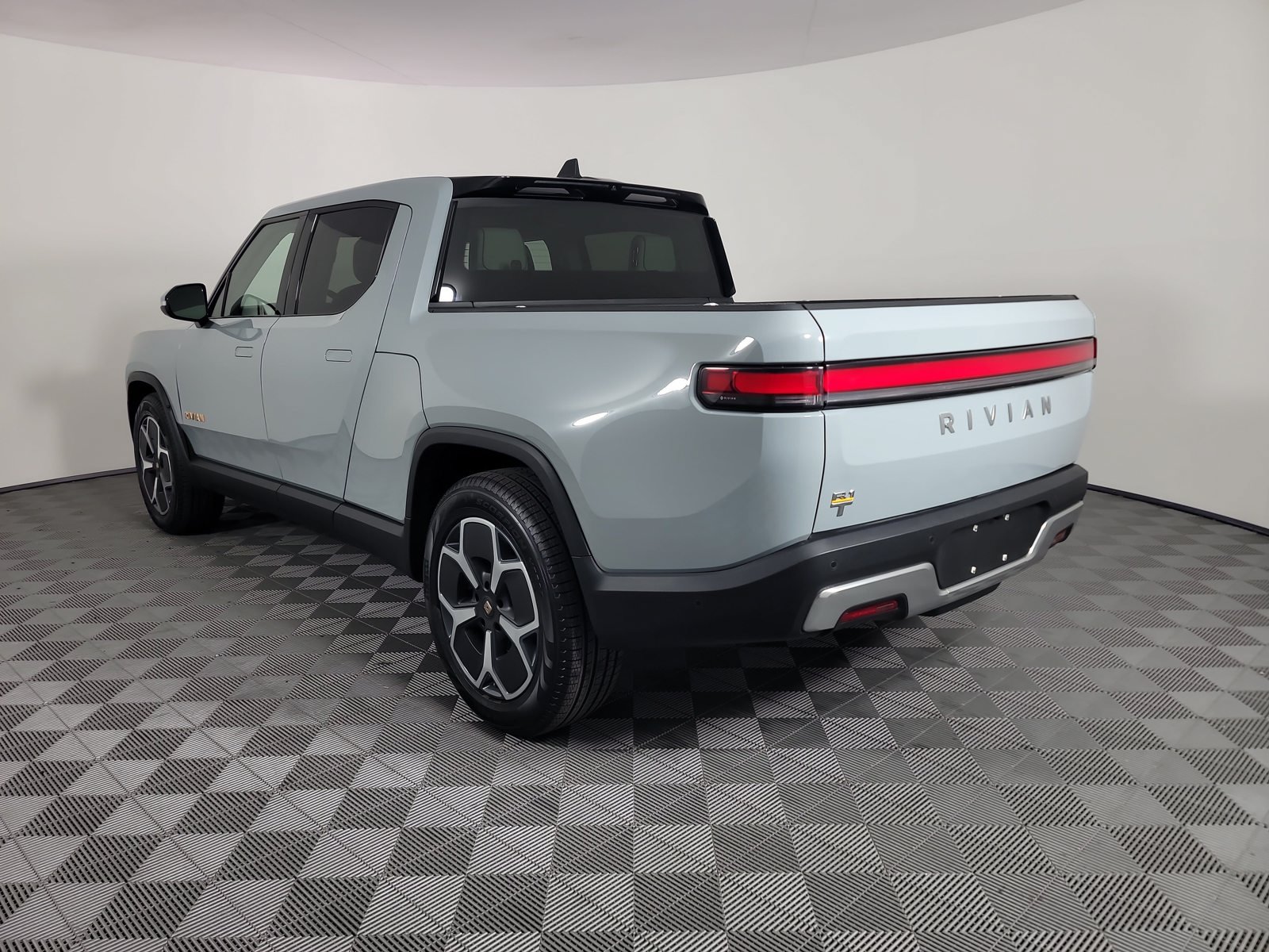 Used 2022 Rivian R1T Adventure AWD/4WD image 3