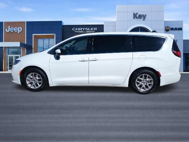 Used 2023 Chrysler Pacifica Touring-L FWD image 2