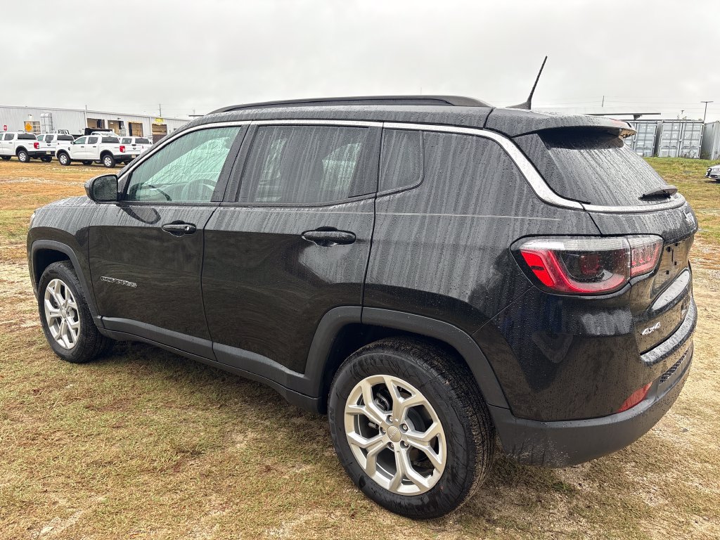 Used 2024 Jeep Compass Latitude w/ Convenience Group AWD/4WD image 6