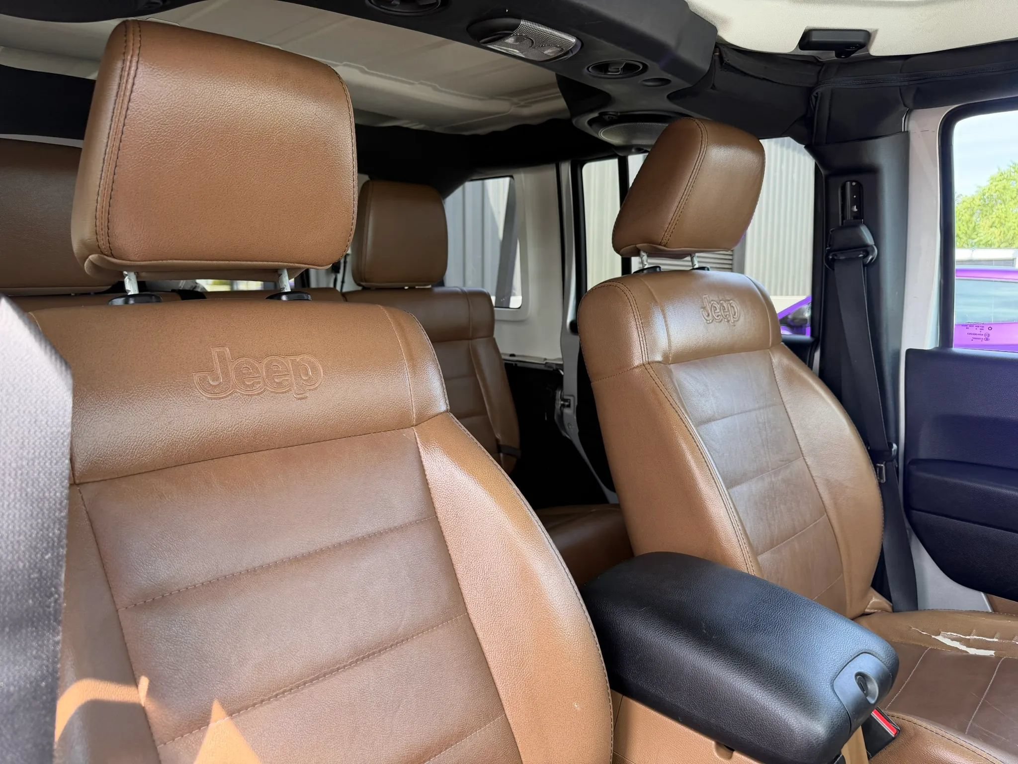 Used 2012 Jeep Wrangler Unlimited Sahara w/ Connectivity Group AWD/4WD image 31