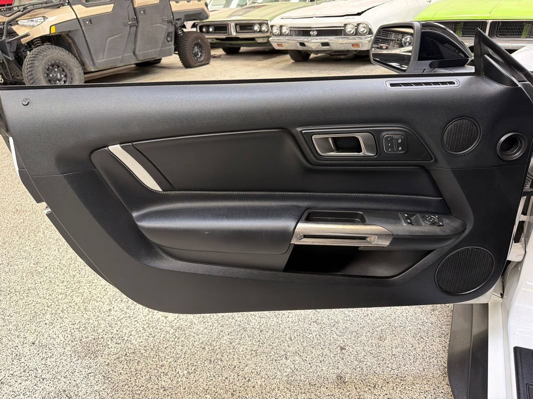 Used 2020 Ford Mustang Shelby GT500 w/ Technology Package RWD image 27