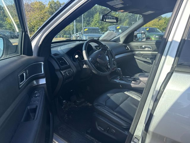 Used 2018 Ford Explorer XLT w/ Equipment Group 202A FWD image 4