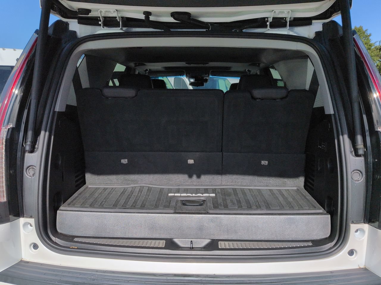 Used 2018 Cadillac Escalade Luxury RWD image 13