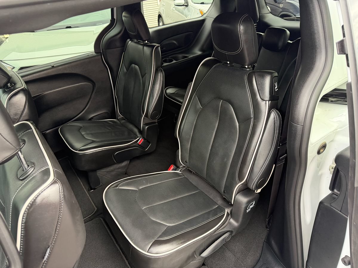 Used 2026 Chrysler Pacifica Limited FWD image 5