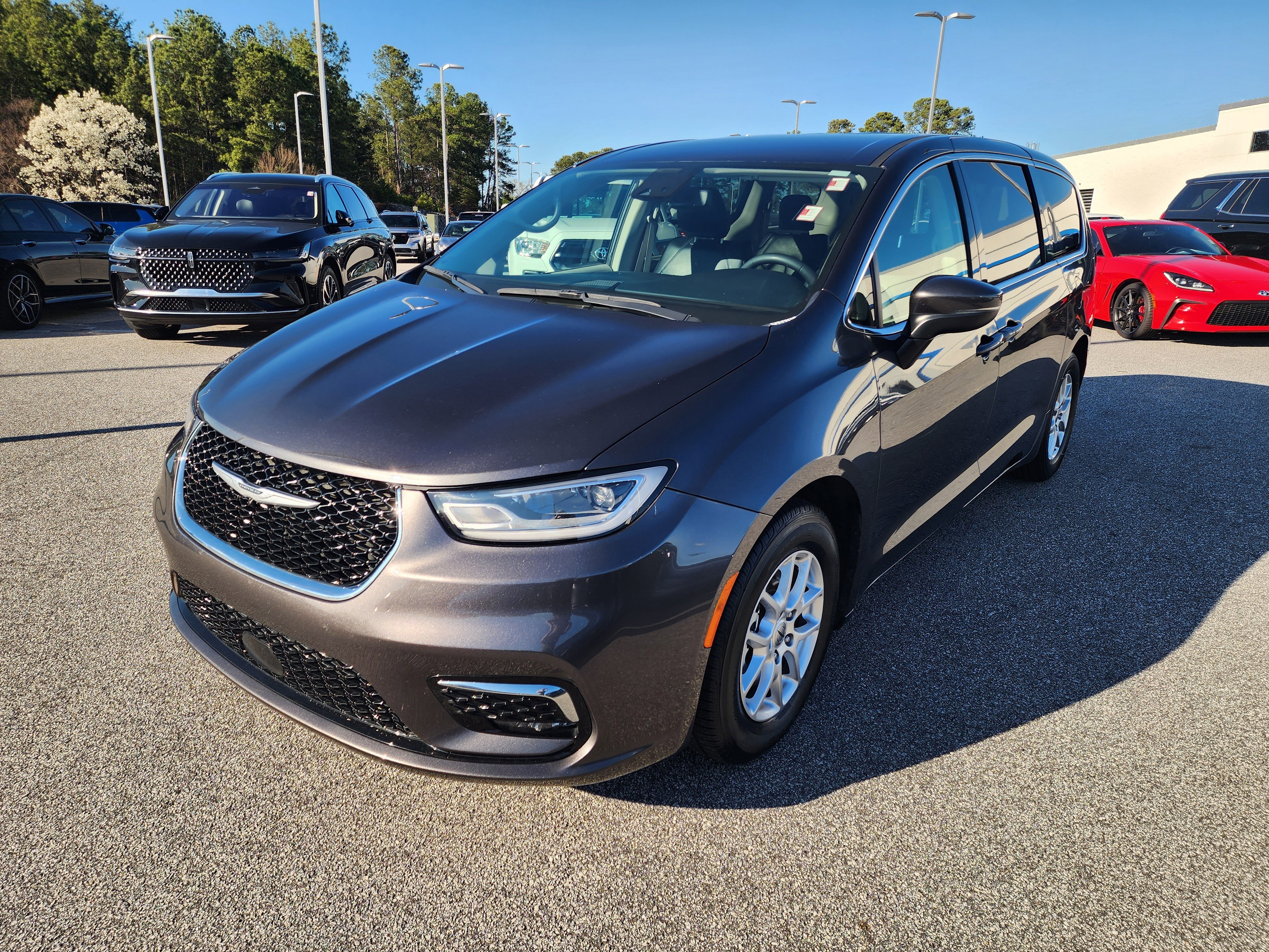Used 2023 Chrysler Pacifica Touring-L image 9
