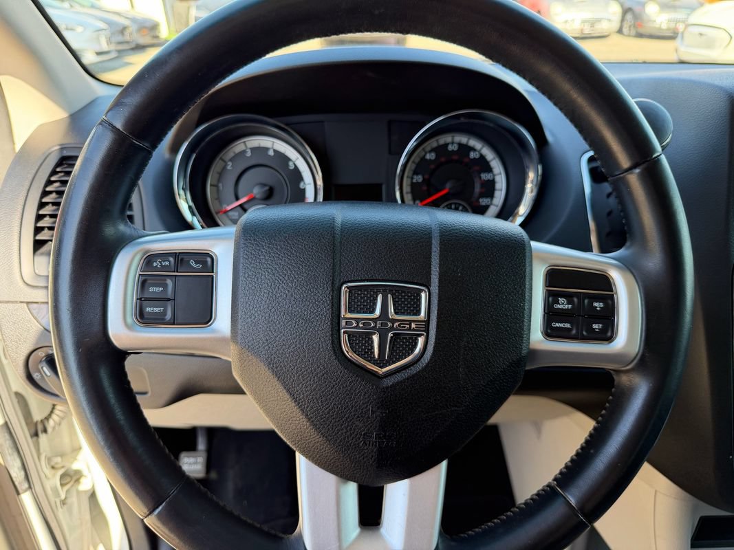 Used 2016 Dodge Grand Caravan SXT w/ UConnect Hands-Free Group FWD image 29