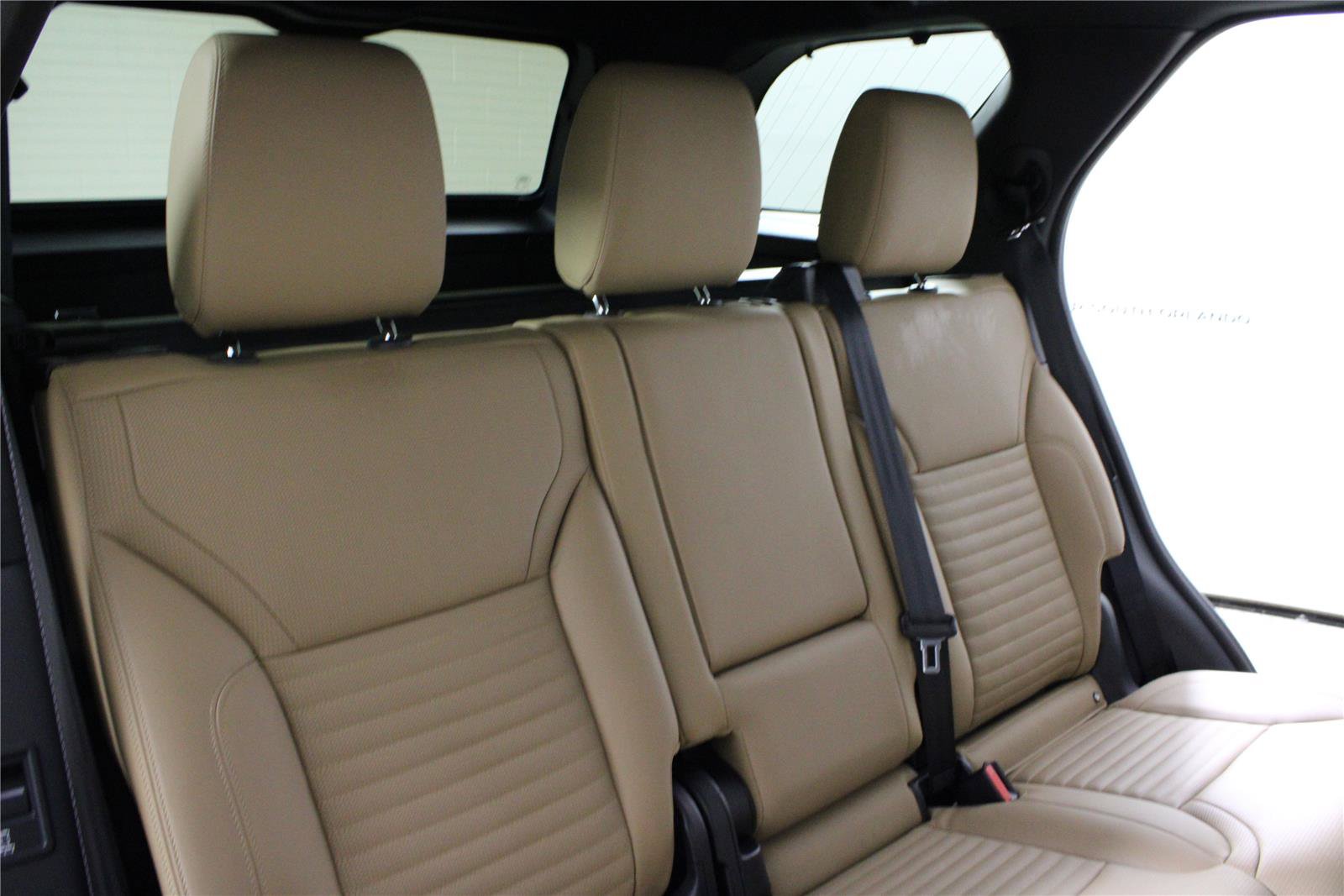 Used 2025 Land Rover Discovery Dynamic SE AWD/4WD image 13