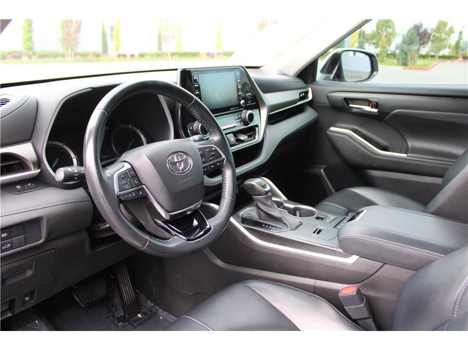 Used 2021 Toyota Highlander XLE AWD/4WD image 9