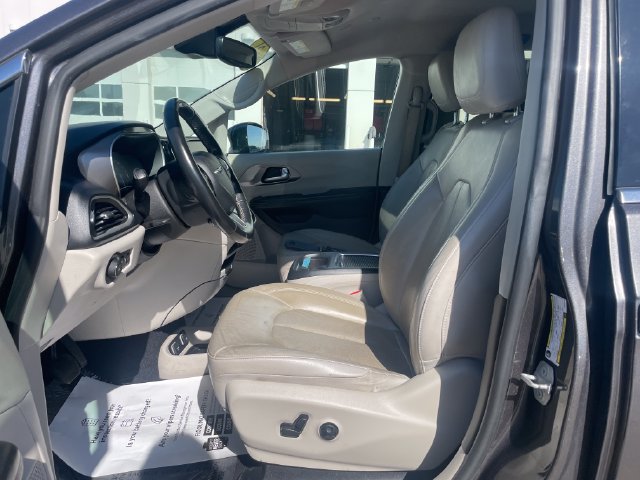 Used 2021 Chrysler Pacifica Touring-L FWD image 19